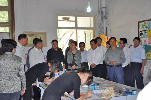 北京市慈善协会常务副会长朱蓉先观看学生绘画